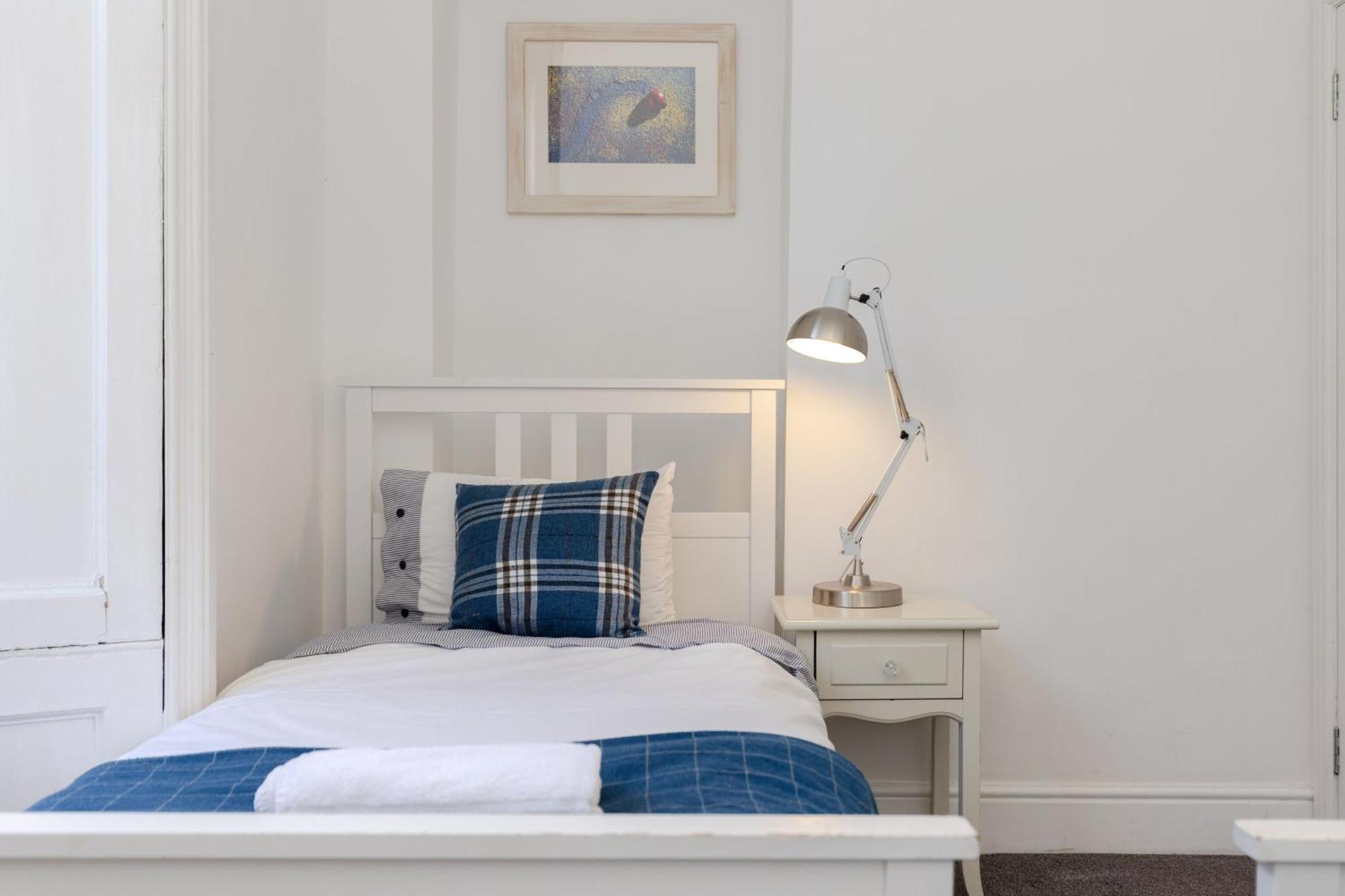 3 Bedroom Victorian Apartment-6 Beds-free Street Parking Edinburgh
