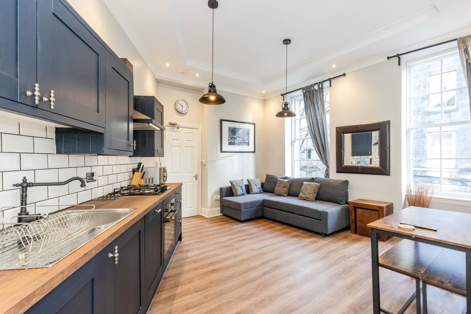 3 Bedroom Victorian Apartment-6 Beds-free Street Parking Appartement