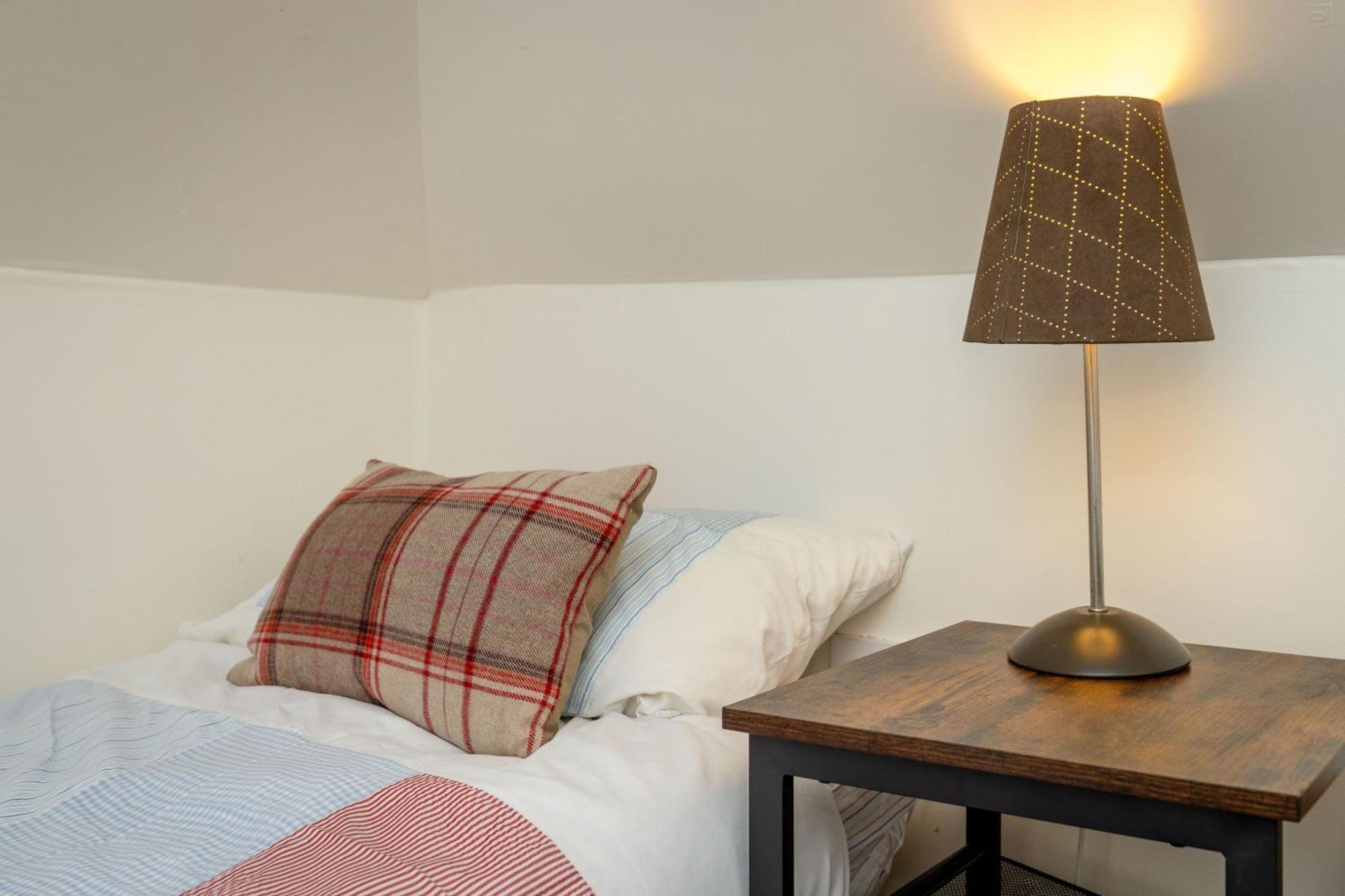 3 Bedroom Victorian Apartment-6 Beds-free Street Parking Appartement *